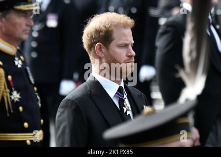 Le duc de Sussex suit le cercueil de la reine Élisabeth II lors de la procession de cérémonie du funérailles d'État de la reine Élisabeth II, qui s'est tenue à l'abbaye de Westminster, à Londres. Date de la photo: Lundi 19 septembre 2022. Banque D'Images