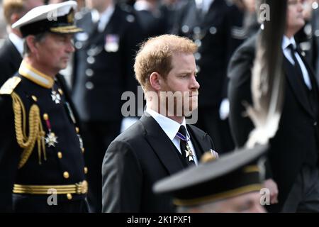 Le duc de Sussex suit le cercueil de la reine Élisabeth II lors de la procession de cérémonie du funérailles d'État de la reine Élisabeth II, qui s'est tenue à l'abbaye de Westminster, à Londres. Date de la photo: Lundi 19 septembre 2022. Banque D'Images