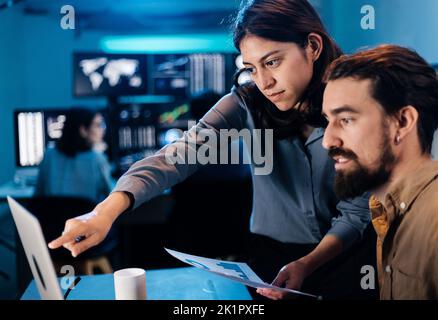 L'équipe de Trader de stock recherche et analyse les données de stock sur ordinateur portable Banque D'Images