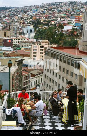 Chili, Valparaiso, vues sur les nombreuses maisons sur les collines du centre-ville fait partie de la visite à pied à partir de l'un des nombreux arrêts de téléphérique et aller là Banque D'Images