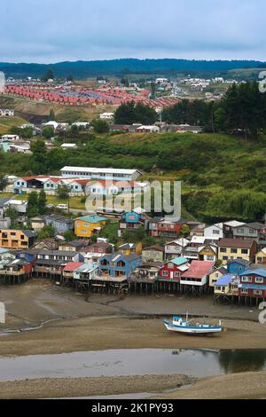 Chili, île Chiloe - Palafitos traditionnel construit le long du Rio Gamboa dans la capitale Castro sont construits sur des pilotis ou des poteaux. Banque D'Images