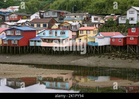 Chili, île Chiloe - Palafitos traditionnel construit le long du Rio Gamboa dans la capitale Castro sont construits sur des pilotis ou des poteaux. Banque D'Images