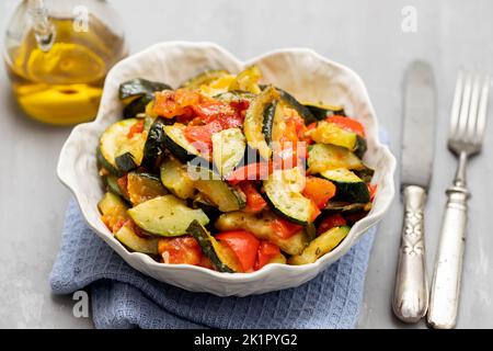 légumes cuits dans un petit beau bol blanc Banque D'Images