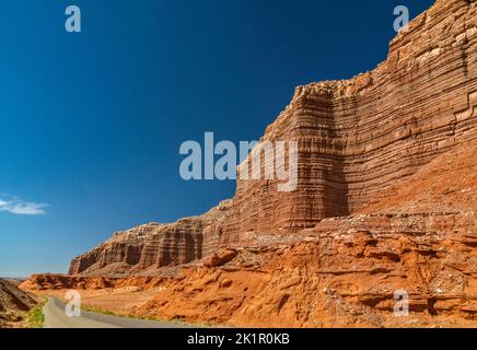 Falaises de grès Wingate de Hall Mesa, au-dessus de Notom-Bullfrog Road alias Burr Trail Road, près de Bullfrog, Glen Canyon National Recreation Area, Utah, États-Unis Banque D'Images