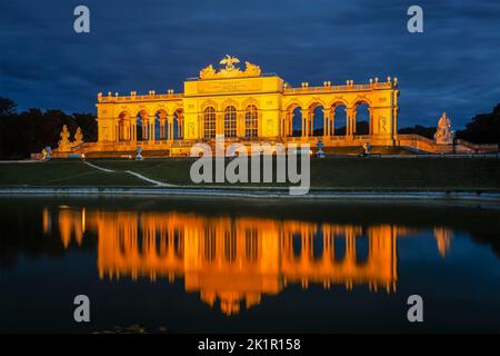 Le monument illuminé de la Gloriette dans la cour arrière du palais de Schönbrunn. Photo prise le 14th septembre 2022 à Vienne, Autriche Banque D'Images