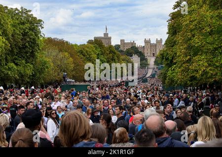 La Reine revient pour la dernière fois à sa maison bien-aimée du château de Windsor après le funérailles d'État de l'abbaye de Westminster. D'énormes foules ont bordés la longue marche pour dire adieu à sa Majesté alors que le cœur de l'État se déplaçait lentement les passer. Banque D'Images