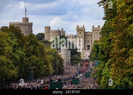 La Reine revient pour la dernière fois à sa maison bien-aimée du château de Windsor après le funérailles d'État de l'abbaye de Westminster. D'énormes foules ont bordés la longue marche pour dire adieu à sa Majesté alors que le cœur de l'État se déplaçait lentement les passer. La procession est entrée dans le parc du château par la longue promenade. Banque D'Images