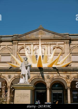 York Art Gallery est une galerie d'art publique à York, North Yorkshire, Angleterre, Royaume-Uni - Portico par Steve Messam art installation Banque D'Images