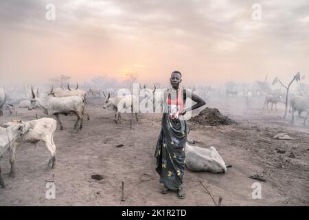 Une femme de la tribu Mundari. Soudan du Sud : CES IMAGES ÉPOUSTOUFLANTES montrent l'incroyable lien entre le peuple Mundari et son bétail au Soudan du Sud. Banque D'Images