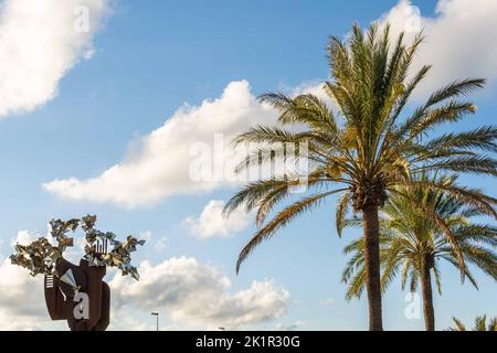 Cala d'Or, Espagne; septembre 10 2022: Sculpture métallique symbolisant un arbre, dans la ville de Majorque de Cala d'Or, Espagne Banque D'Images