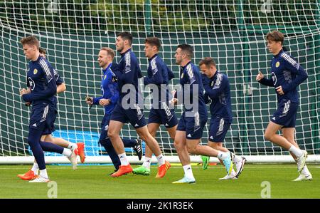 Des joueurs écossais lors d'une session d'entraînement à Oriam, Édimbourg. Date de la photo: Mardi 20 septembre 2022. Banque D'Images