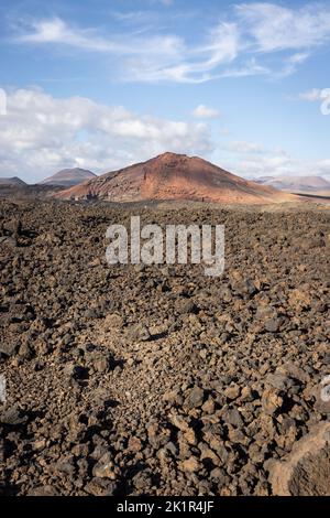 Le volcan Bermeja sur la côte ouest de l'île de Lanzarote près de Los Hervideros. Banque D'Images