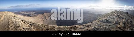 Image panoramique du cratère Caldera Blanca en début de matinée prise de vue depuis le point le plus élevé de la Pico de la Caldera Blanca. En arrière-plan le volcan mon Banque D'Images