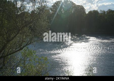 Au bord de la Garonne (sud de la France), faire levier à la fin de la saison d'été. Du côté de la ville de Toulouse Banque D'Images