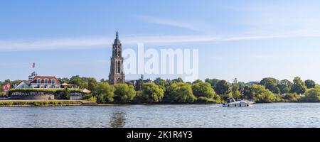 Skyline van Rhenen met Cunerakerk en restaurant aan het l'eau à Provincie Utrecht. De Nederrijn est talon smal en extremem laag eau als gevolg van de hittgolf in de zomer van 2022 Banque D'Images