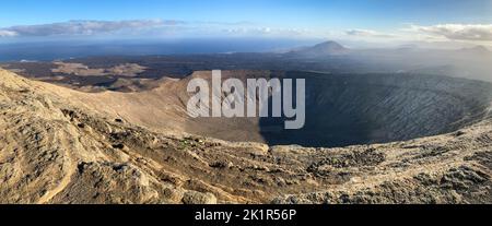 Image panoramique du cratère Caldera Blanca en début de matinée prise de vue depuis le point le plus élevé de la Pico de la Caldera Blanca. En arrière-plan le volcan mon Banque D'Images