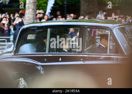 Londres, Royaume-Uni. 19th septembre 2022. (G-D) une limousine avec la princesse Catherine du pays de Galles, la reine Camilla, le prince George du pays de Galles et la princesse Charlotte du pays de Galles passe le long du Mall pour faire leurs adieux à la reine Elizabeth II à Londres. Le service funéraire a eu lieu à l'abbaye de Westminster. Le cercueil a ensuite été emmené par procession à Wellington Arch, où il a été enterré dans un foyer, puis emmené à Windsor. Des foules de personnes ont bordées les rues sur tous les itinéraires. La Reine est enterrée à la chapelle Saint-Georges, à Windsor. Crédit : SOPA Images Limited/Alamy Live News Banque D'Images