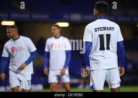 Tireece John-Jules d'Ipswich Town se réchauffe en portant un t-shirt pour soutenir l'ancien joueur Marcus Stewart qui a récemment diagnostiqué la maladie des motoneurones (MND) - Ipswich Town / Bristol Rovers, Sky Bet League One, Portman Road, Ipswich, Royaume-Uni - 13th septembre 2022 usage éditorial exclusif - restrictions DataCo Banque D'Images