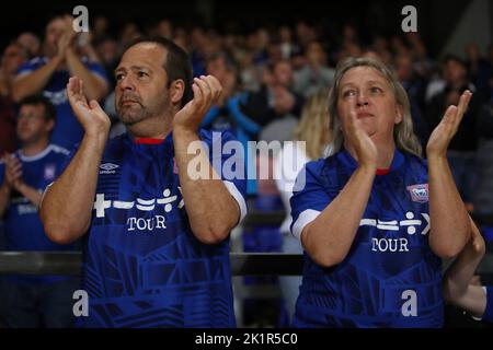 Applaudissements de 11th minutes en faveur de l'ancien joueur Marcus Stewart qui a récemment diagnostiqué la maladie des motoneurones (MND) - Ipswich Town v Bristol Rovers, Sky Bet League One, Portman Road, Ipswich, Royaume-Uni - 13th septembre 2022 usage éditorial uniquement - restrictions DataCo applicables Banque D'Images