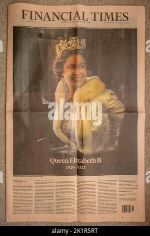 Brighton, 9 septembre 2022: La première page du journal du Financial Times le lendemain de la mort de la reine Elzabeth II Banque D'Images