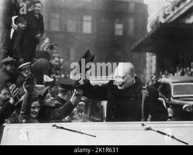 Winston Churchill en visite dans un quartier de Liverpool endommagé par une bombe. 1941 Banque D'Images