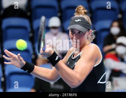 Tokyo, Japon. 20th septembre 2022. Beatriz Haddad Maia du Brésil retourne le ballon contre Yuki Naito du Japon lors du premier match au tournoi de tennis ouvert Toray Pan Pacific au Ariake Coliseum de Tokyo, mardi, 20 septembre 2022. La cinquième haddad Maia a mené Naito après le premier ensemble. Credit: Yoshio Tsunoda/AFLO/Alay Live News Banque D'Images