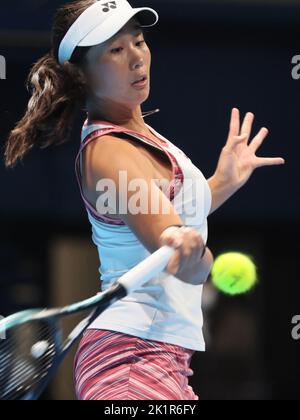 Tokyo, Japon. 20th septembre 2022. Yuki Naito, du Japon, retourne le ballon contre Beatriz Haddad Maia, du Brésil, lors du premier match au tournoi de tennis Toray Pan Pacific Open au Ariake Coliseum de Tokyo, mardi, 20 septembre 2022. La cinquième haddad Maia a mené Naito après le premier ensemble. Credit: Yoshio Tsunoda/AFLO/Alay Live News Banque D'Images