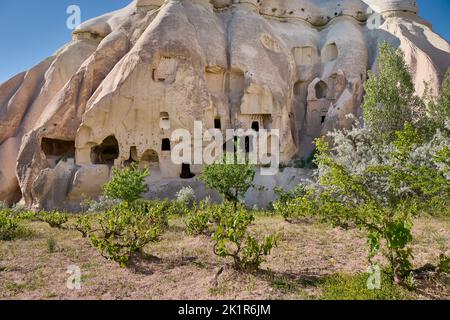 Maisons en pierre sculptée ou maisons de grotte dans le paysage de la vallée de la Rose Goreme, Cappadoce, Anatolie, Turquie Banque D'Images