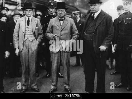 Winston Churchill à Liverpool se présente pour l'élection générale avec son fils Randolph et Lord Derby. 1929 Banque D'Images