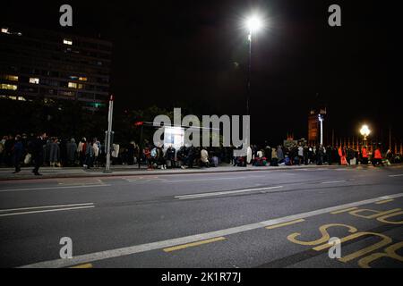 Londres, Royaume-Uni. 19th septembre 2022. Des centaines de personnes attendent à la porte du pont de Westminster, espérant avoir accès pour visiter le cercueil de la Reine à Londres. Le Département du numérique, de la culture, des médias et du sport (DCMS) a annoncé que la file d'attente pour le « mentir dans l'État » de sa majesté la Reine était fermée pour les nouveaux entrants à 22 h 41 sur 18 septembre 2022. Cependant, certaines personnes suivaient encore la file d'attente et arrivaient au pont de Westminster à 0143 ans, espérant avoir la chance de payer leurs respects. (Photo par May James/SOPA Images/Sipa USA) crédit: SIPA USA/Alay Live News Banque D'Images