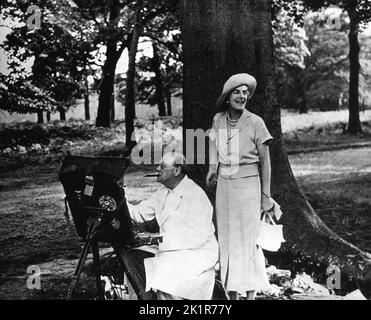 Winston Churchill peint dans le domaine de Chartwell avec sa femme, Clementine. 1939 Banque D'Images