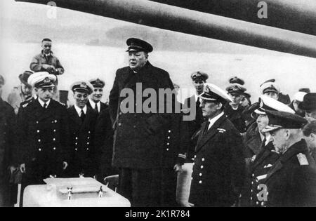 Winston Churchill à bord du HMS Exeter qui venait de rentrer à Plymouth après la bataille de la plaque de rivière dans l'Atlantique Sud. Février 1940 Banque D'Images