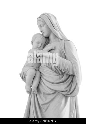 Vierge Marie et enfant Christ dans ses bras statue isolée sur fond blanc avec chemin d'écrêtage. Madonna avec la sculpture de bébé Banque D'Images