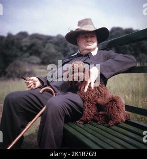 Winston Churchill à Chartwell avec son caniche, Rufus 1950. Banque D'Images