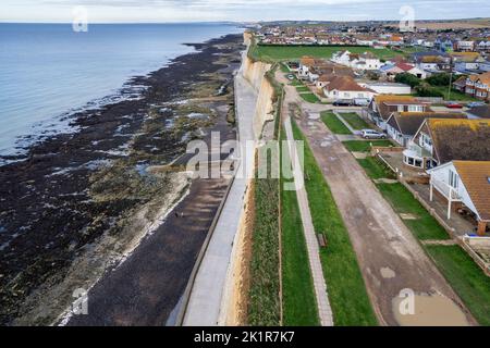 vue aérienne du havre de paix et du chemin sous la falaise sur la côte est du sussex Banque D'Images