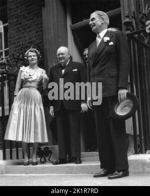 Winston Churchill avec sa nièce Clarissa Churchill à son mariage avec Anthony Eden. 1954 Banque D'Images