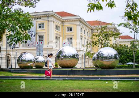 Installation artistique de boules de miroirs dans le Musée des civilisations asiatiques Green sur la rive du fleuve Singapour. Singapour Banque D'Images