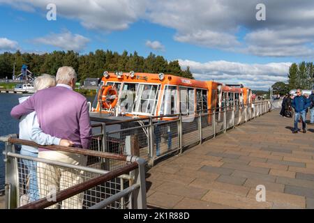 Touristes avec le bateau Archimedes au pont tournant de la roue de Falkirk à Falkirk, Écosse, Royaume-Uni Banque D'Images