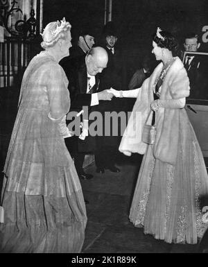 Sir Winston Churchill et Lady Churchill saluent H.M. la Reine au 10, rue Downing 1955 Banque D'Images
