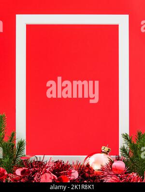 Bannière rouge de Noël avec cadre blanc, boule, sapin de Noël vert et décoration. Idée de concept publicitaire. Banque D'Images