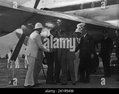 Winston Churchill arrivant aux Bermudes avec Anthony Eden pour des entretiens avec les Amérindiens concernant les relations de l'Occident avec l'Union soviétique Déc.1953 Banque D'Images