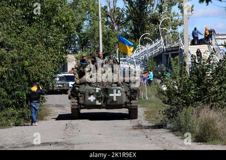 IZIUM, UKRAINE - 19 SEPTEMBRE 2022 - des militaires ukrainiens se trouvent au-dessus d'un véhicule militaire à Izium, libéré des envahisseurs russes de la région de Kharkiv Banque D'Images