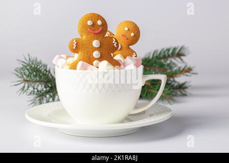 Biscuits faits maison sous forme de fabuleux hommes de pain d'épice dans la tasse blanche dans la composition du nouvel an Banque D'Images