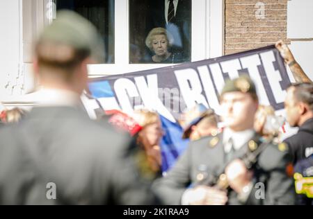 La Haye, pays-Bas. 20th septembre 2022. 2022-09-20 13:17:47 la princesse Beatrix observe la procession royale avec le Glass Coach sur Prinsjesdag sur Prinsjesdag à la Haye, pays-Bas, 20 septembre 2022. La nouvelle année du gouvernement commence le troisième mardi de septembre. Des milliers de personnes sont attendues à la Haye pour la première fois après deux années de restrictions au coronavirus, pour observer le jour du Budget, également connu sous le nom de Prinsjesdag ou le jour du Prince, au cours duquel le roi Willem-Alexander donne le discours du Trône dans le Schouwburg. Credit: ANP/Alamy Live News Banque D'Images