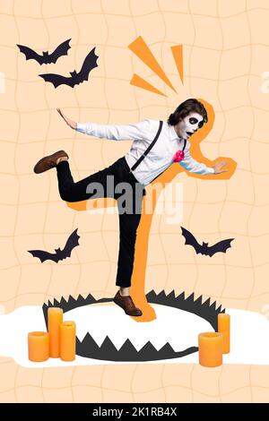 Photo bande dessinée dessin collage de peur homme clown costume célébrer halloween tombant grand piège ours danger fête décoration bougies Banque D'Images