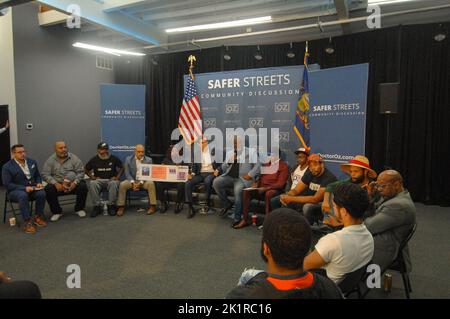 Philadelphie, États-Unis. 19th septembre 2022. Mehmet Oz, MD, écoute un groupe restreint de membres de la communauté républicaine lors d'une campagne de discussion communautaire à huis clos dans la section Germantown de Philadelphie sur la violence par les armes à feu et la sécurité publique dans le cadre de sa campagne du Sénat. (Photo de Cory Clark/Sipa USA) crédit: SIPA USA/Alay Live News Banque D'Images