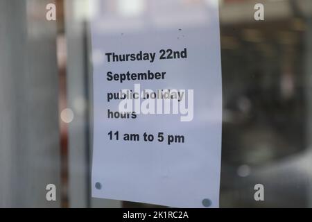 Sydney, Australie. 20th septembre 2022. Le 22nd septembre sera un jour férié en Australie comme jour officiel de deuil pour la Reine. La photo est un panneau dans la fenêtre de la boutique de chaussures pour femmes Wittner à Waterloo. Credit: Richard Milnes/Alamy Live News Banque D'Images