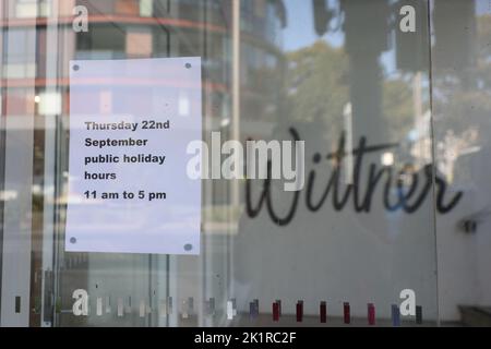 Sydney, Australie. 20th septembre 2022. Le 22nd septembre sera un jour férié en Australie comme jour officiel de deuil pour la Reine. La photo est un panneau dans la fenêtre de la boutique de chaussures pour femmes Wittner à Waterloo. Credit: Richard Milnes/Alamy Live News Banque D'Images