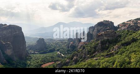 Vue panoramique aérienne sur le paysage spectaculaire de la plaine thessalie et les monastères byzantins de Meteora perchés sur des rochers abruptes, rayons du soleil du soir Banque D'Images
