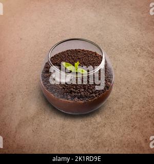 Mousse au chocolat noir maison décorée de chocolat moulu servi en verre Banque D'Images